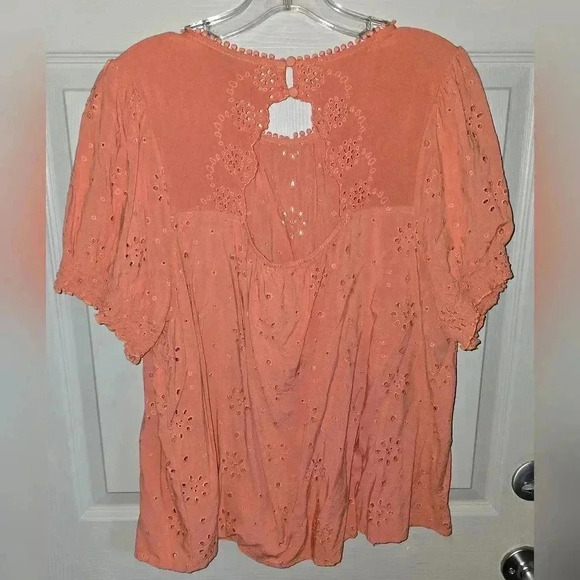 Torrid Abbey Challis Eyelit Back Cutout Top  Summer Peach Lightweight 2X - Picture 7 of 10